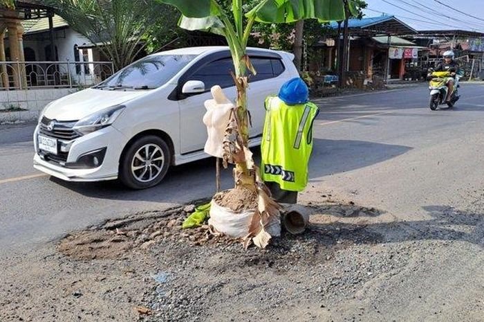 Jalan Nasional Berlubang dan Berbahaya Buat Motor Cuma Ditutup Pohon Pisang Kok Tidak Langsung Diperbaiki?