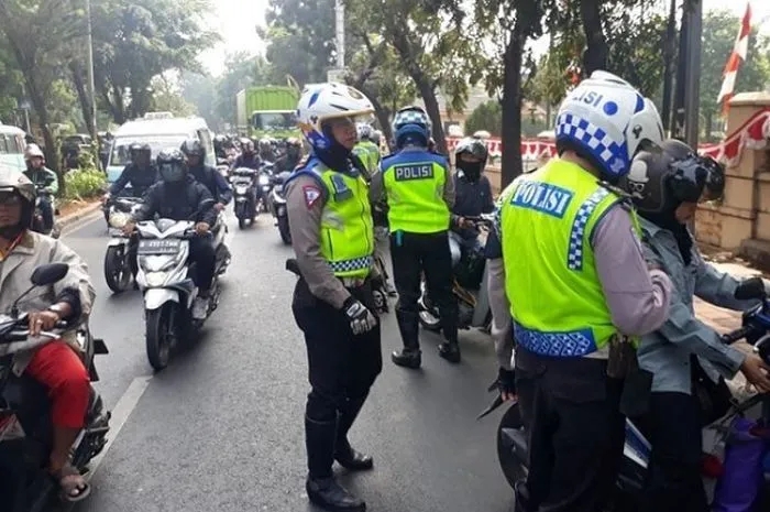Gelar Operasi Patuh Semeru 2025, Polres Jember Malah Bikin Pemilik Kendaraan Senyum